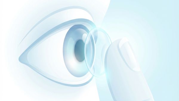 Illustration: Einsetzen einer Kontaktlinse